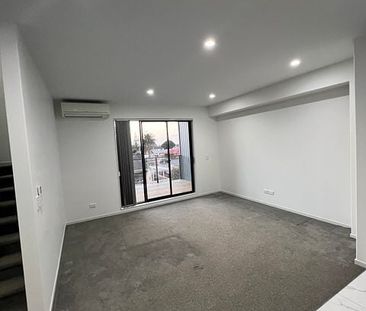 4 Bedrooms + Double Garage - Prime Location - Photo 5