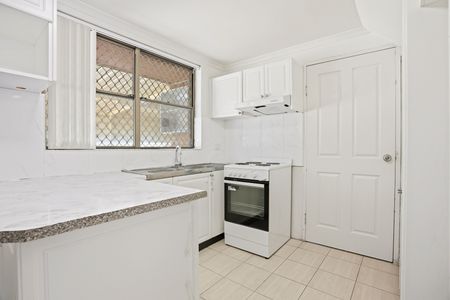 Air-Conditioned Three Bedroom Townhouse with Large Easy-Care Courtyard and Single Garage! - Photo 3