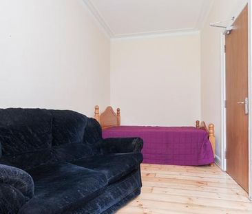 4 bedroom flat to rent - Photo 4
