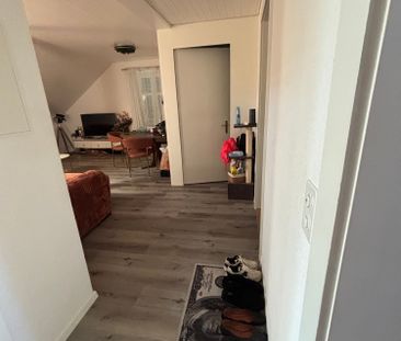 Charmante 3-Zimmer-Dachwohnung mit modernem Ausbau in Biel - Foto 2