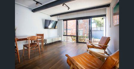 Furnished Light, Bright & Funky Three-Storey Townhouse - Photo 2