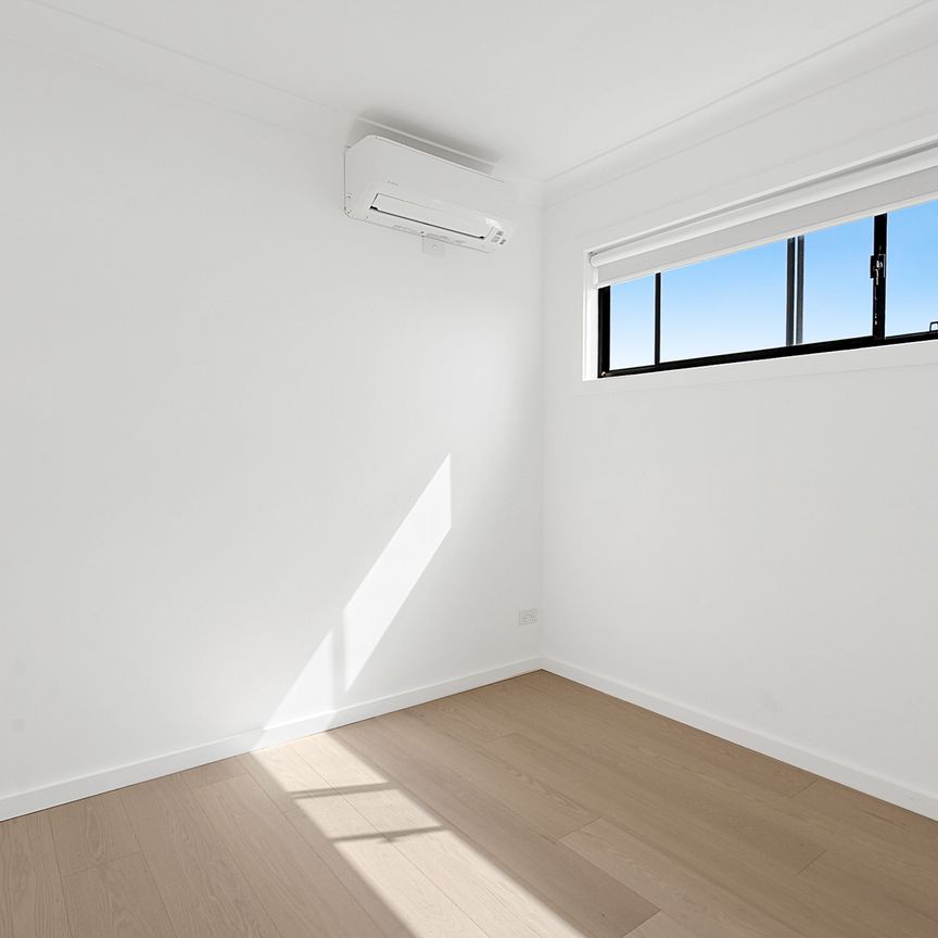 6 Heath Place, Pakenham VIC 3810 - House For Rent | Domain - Photo 1