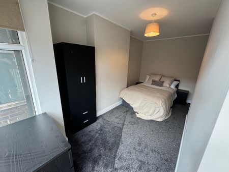 4 Bed Semi-Detached House, Beeston Road, NG7 - Photo 3