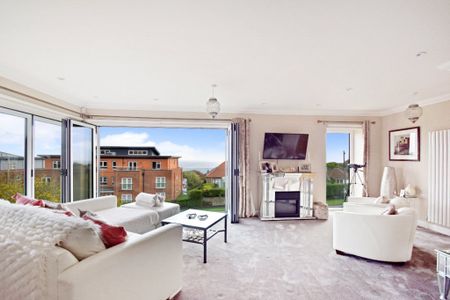 3 bed penthouse to rent in Holbeck Hill, Scarborough, YO11 - Photo 3