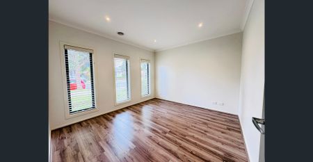 Beautiful Family Home in a Prime Craigieburn Location! - Photo 3