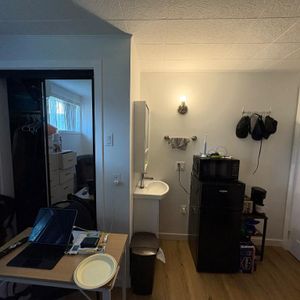 Chambre rénovée, avec lavabo et toilette, à Louer - Photo 2