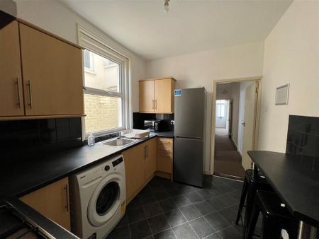 4 bedroom terraced house to rent - Photo 5