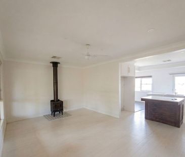 Modernised 3-Bedroom Home: Ample Workshop Garage, Chef’s Kitchen, a... - Photo 1