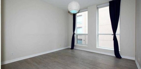 Modern feel heart of yonge street 700+sqft! - Photo 2