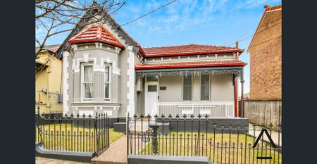 Tastefully Renovated, Character Filled, Centrally Located, Sun-Kissed And Spacious Three Bedroom Family Home, Only Moments To Cafes And Transport - Photo 5