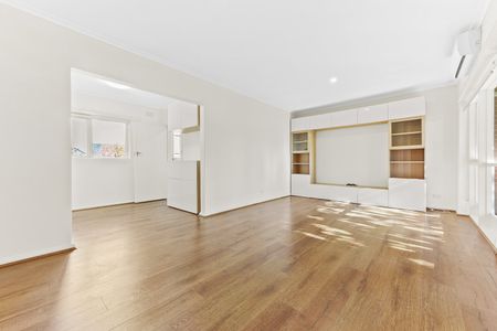 Oversized apartment in sought after location - Photo 2