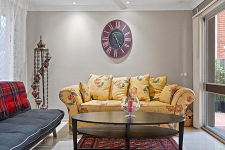 Large, spacious family home - Walking distance to public transportation! - Photo 4