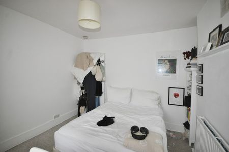 Three Bedroom House to rent in Ashburnham Rd, - Photo 4