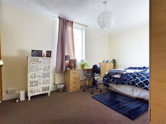 4 bedroom end of terrace house to rent - Photo 1