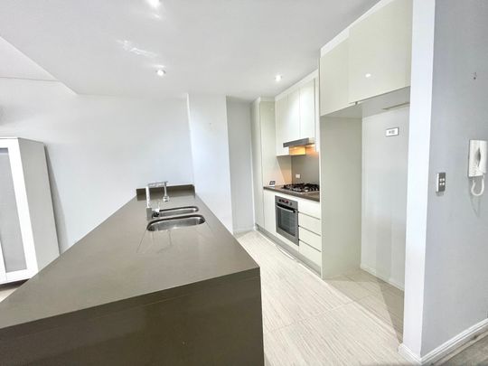 Modern 1 bedroom plus study apartment located in the heart of Zetland area. - Photo 1