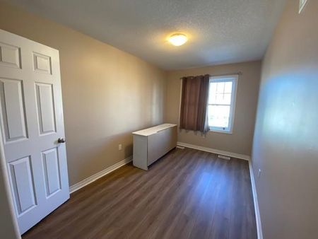 790 Newmarket Lane - 3 bed +Den, 3.5 bath - LEASE NOW FOR A FREE IPAD! - Photo 5