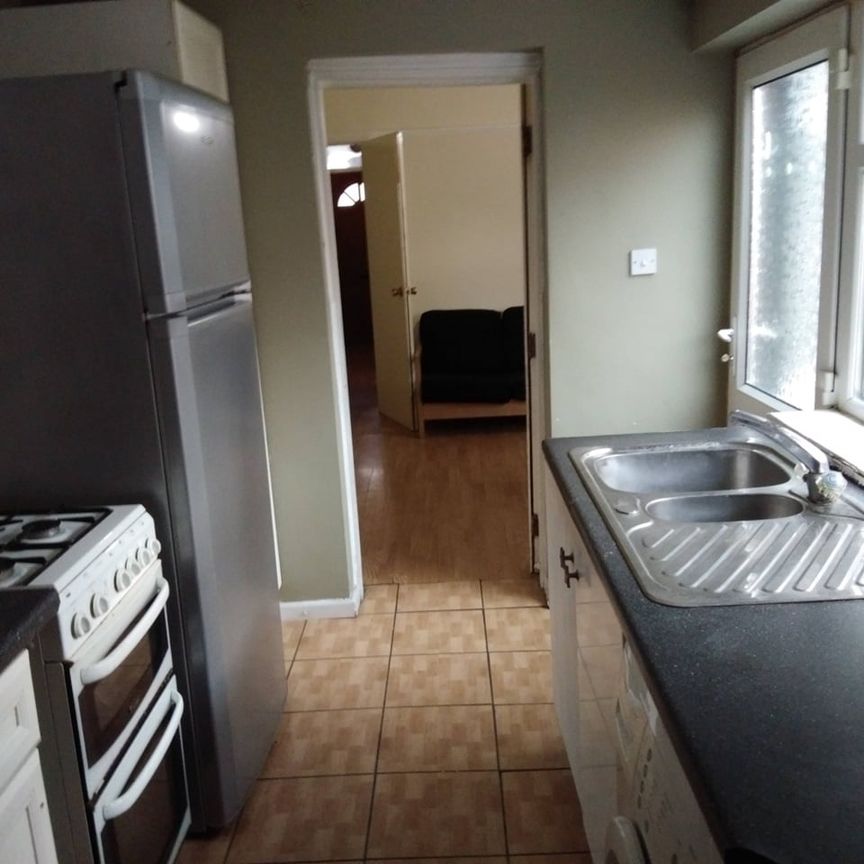 4 Bed Terraced House, Humber Avenue, CV1 - Photo 1