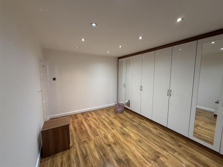 4 bedroom semi-detached house to rent - Photo 2