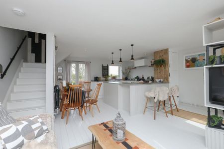 2 bedroom semi-detached house to rent - Photo 3