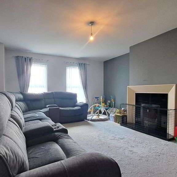 104 Bishopshill, Dromore, BT25 1FL - Photo 1