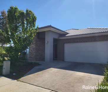 Spacious Family Home Close to Train Station - Photo 4