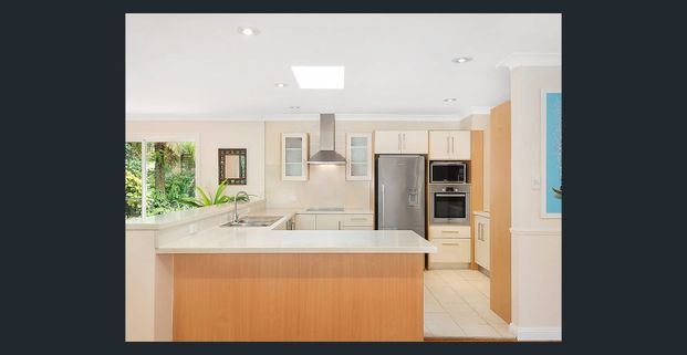 Contemporary family home in lush garden setting - Photo 1