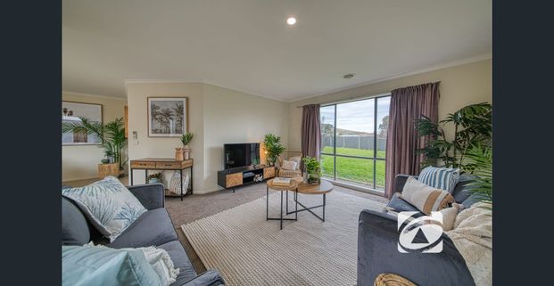 SPACIOUS 4 BEDROOM FAMILY HOME - Photo 1