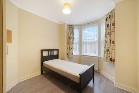 3 bedroom flat to rent - Photo 5