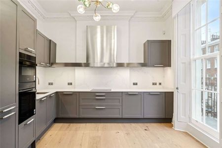 EXCLUSIVELY MANNAGED BY SAVILLS. HMO APPROVED. AVAILABLE NOW. NEWLY RENOVATED. A well-presented four-bedroom maisonette is situated in the heart of Connaught Village - Photo 3