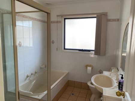 Five-Bedroom Home with Workshop & Double Garage - Photo 4