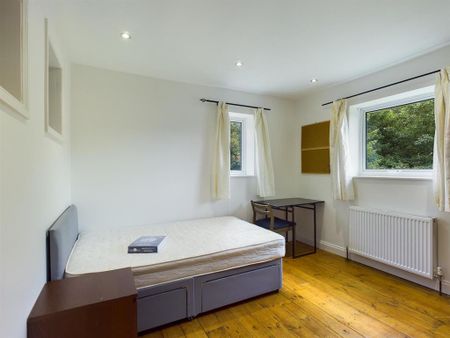 4 bedroom semi-detached house to rent - Photo 2