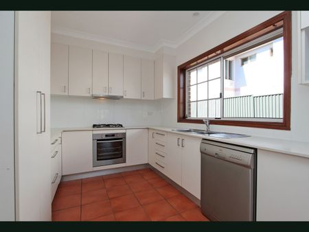 9 Queens Road, Hurstville NSW 2220 - Townhouse For Rent | Domain - Photo 3