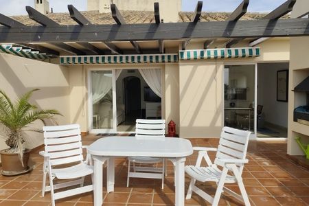 2 Bedroom Apartment For Rent in Estepona, Málaga - Photo 3