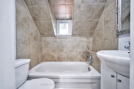 108 Victoria Avenue N #UPPER - Photo 3