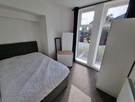 3 bedroom flat to rent - Photo 3