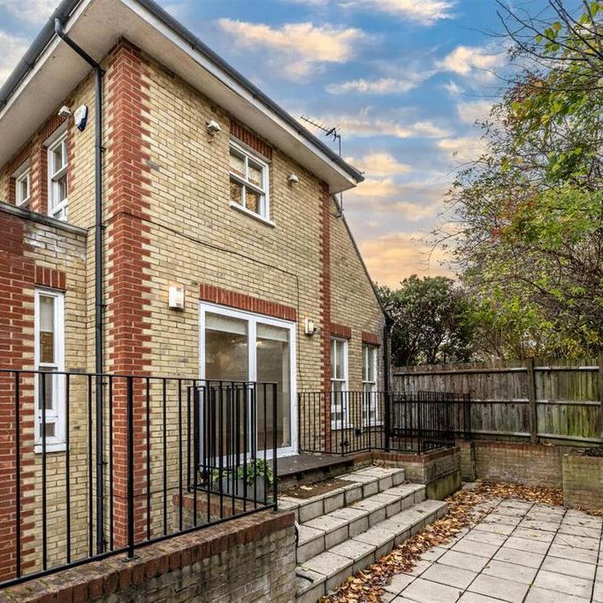 4 bedroom semi-detached house to rent - Photo 1