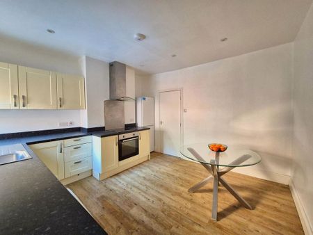 2 bedroom flat to rent - Photo 2