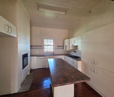 Beautifully Presented & Centrally Located 2 Bedroom Unit - Photo 3