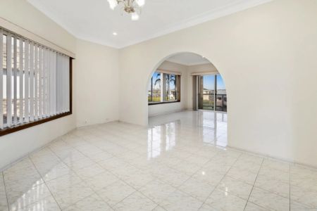 Spacious Sunlit Three Bedroom Apartment - Photo 2