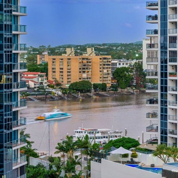 Stunning Unfurnished Two-Bedroom Apartment with Breathtaking City/River Views in Kangaroo Point - Photo 1