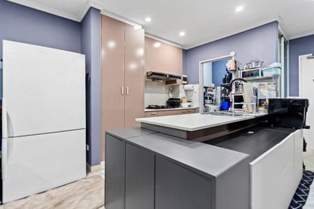 Ground Floor Full-Brick Apartment With Private Courtyard - Photo 2