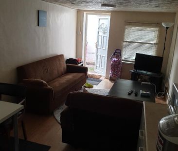3 bedroom flat to rent - Photo 2