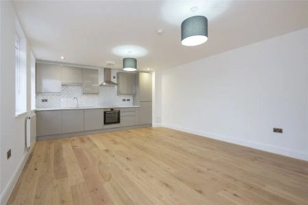 2 bedroom flat in London - Photo 3