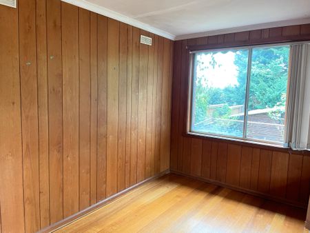 Period Perfection: Spacious Living in Glen Iris Residence - Photo 2