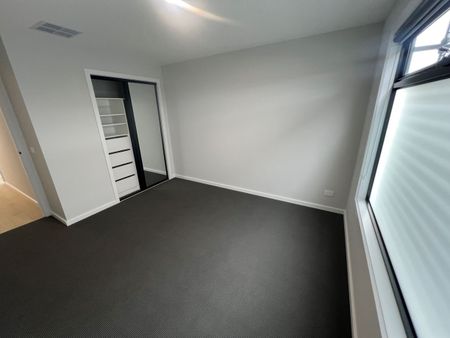 Brand New & Splendid Townhouse in West Footscray! - Photo 3