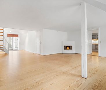 Lejlighed i to plan øverst i ejendommen med privat tagterrasse - Foto 2