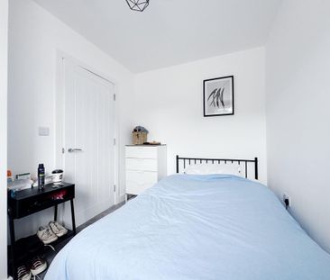 3 bedroom flat to rent - Photo 5