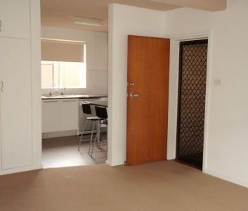 Ground Floor Unit in Great Location! - Photo 3