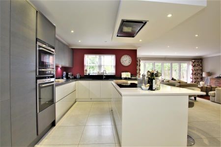 Coley Avenue, Woking - 5 bedrooms Property for lettings - Seymours - Photo 3
