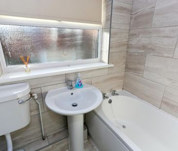 2 bedroom end of terrace house to rent - Photo 3